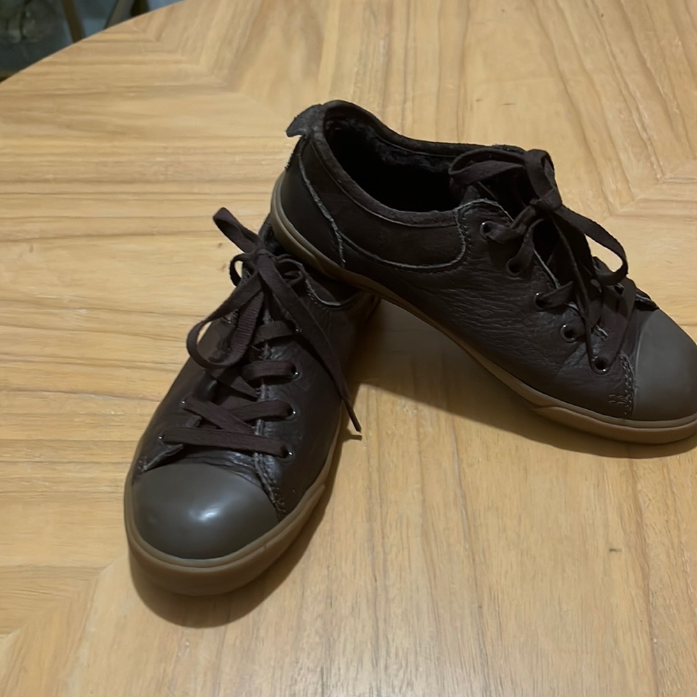 Ugg Leather Laced up low top sneakers